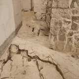 Sotto i nostri piedi vediamo infatti uno strato di pietra bianca che, in certi punti, rivela un livello sottostante pi� irregolare e annerito